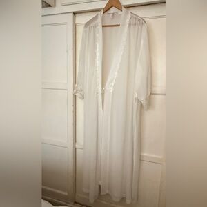 Elegant White Lace Trim Robe